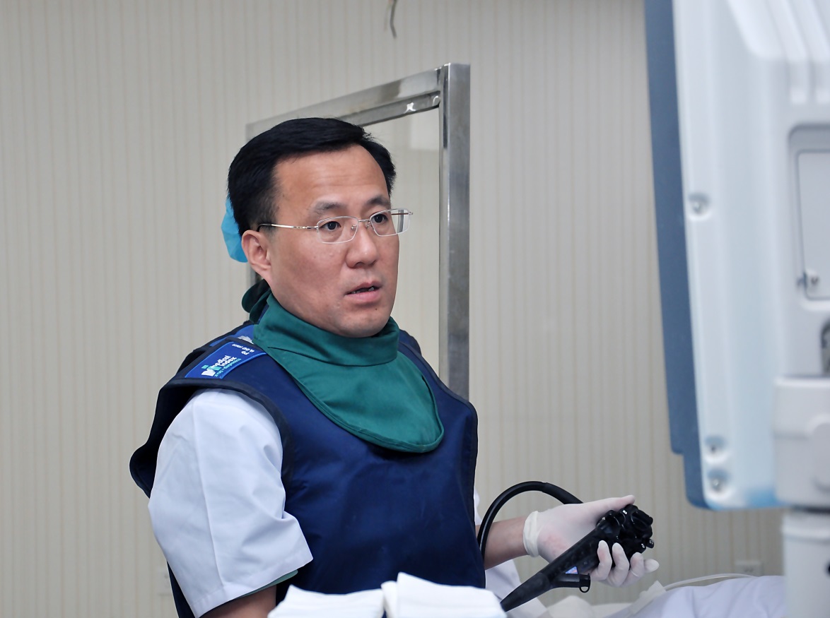 毓璜顶医院国内领先开展超声内镜引导下弹簧圈置入联合组织胶栓塞术治疗伴自发分流的巨大胃底静脉曲张