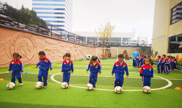 玩“足”精彩，追“球”特色——麒麟区第三幼儿园足球教育显特色