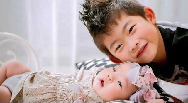 “国产最黑宝宝”火了,被爸爸贴月牙COS包青天,宝妈:我很无奈