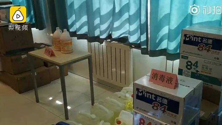 山东一学校食堂火了!一张餐桌4个凳子锁了3个,只容一人孤独地坐着