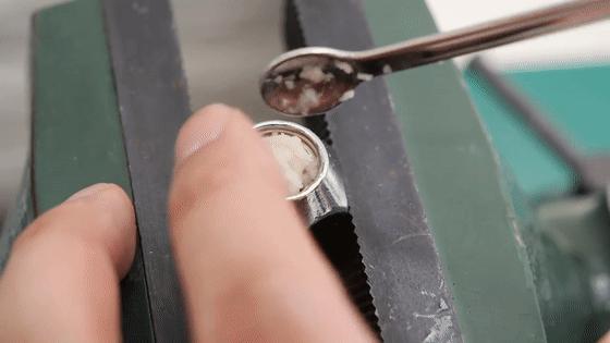 日本小哥攒钱,日本小伙收集指甲做戒指