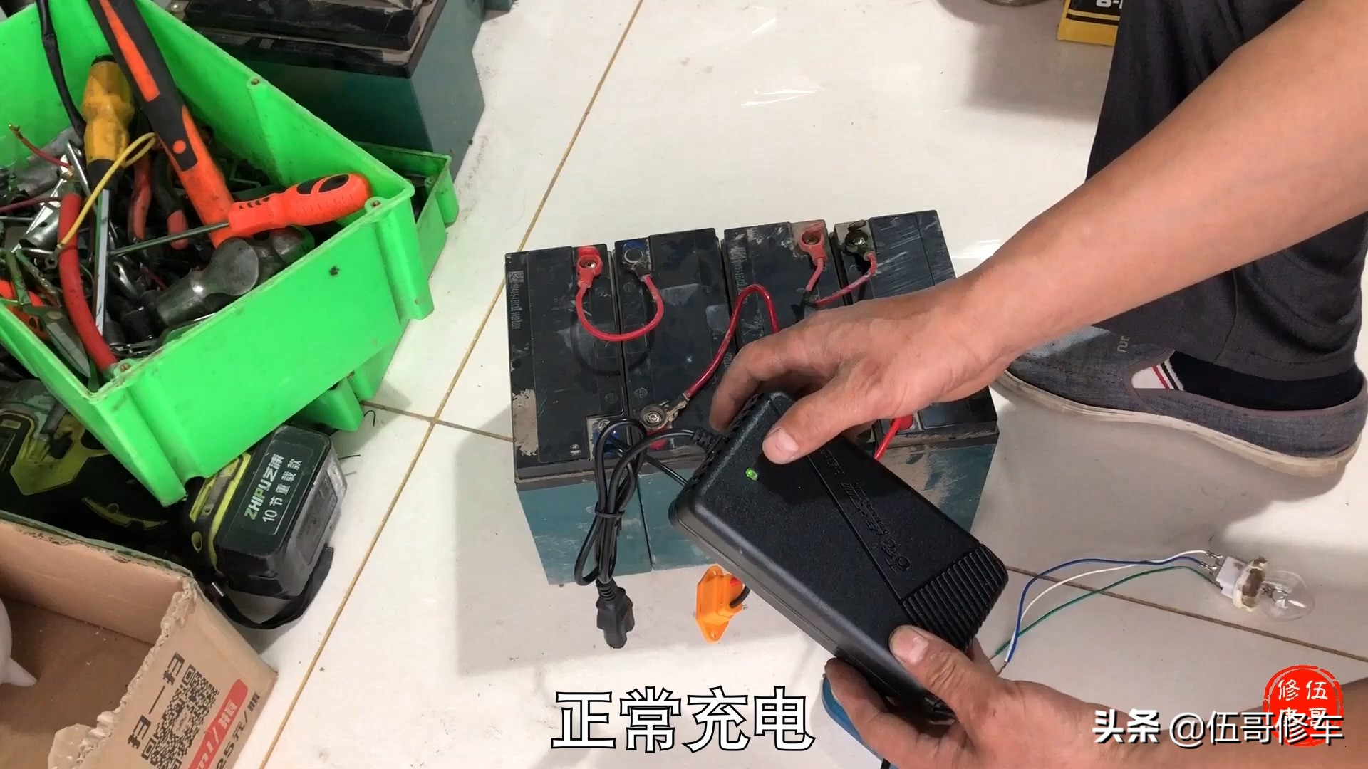 电动车新电瓶充不上电如何解决,电动车电瓶充不进电教你一招