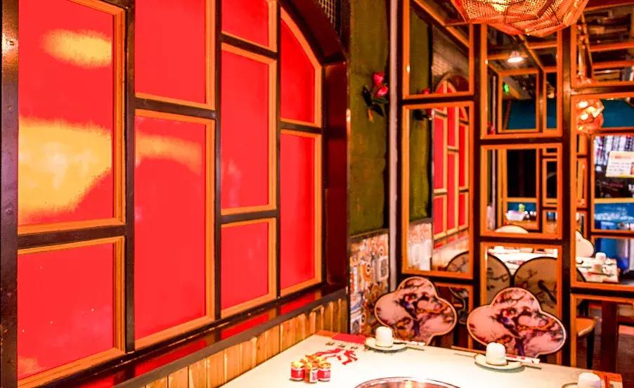 被关在花园“笼子”里吃火锅,这家春熙路的网红店,板眼儿真多!