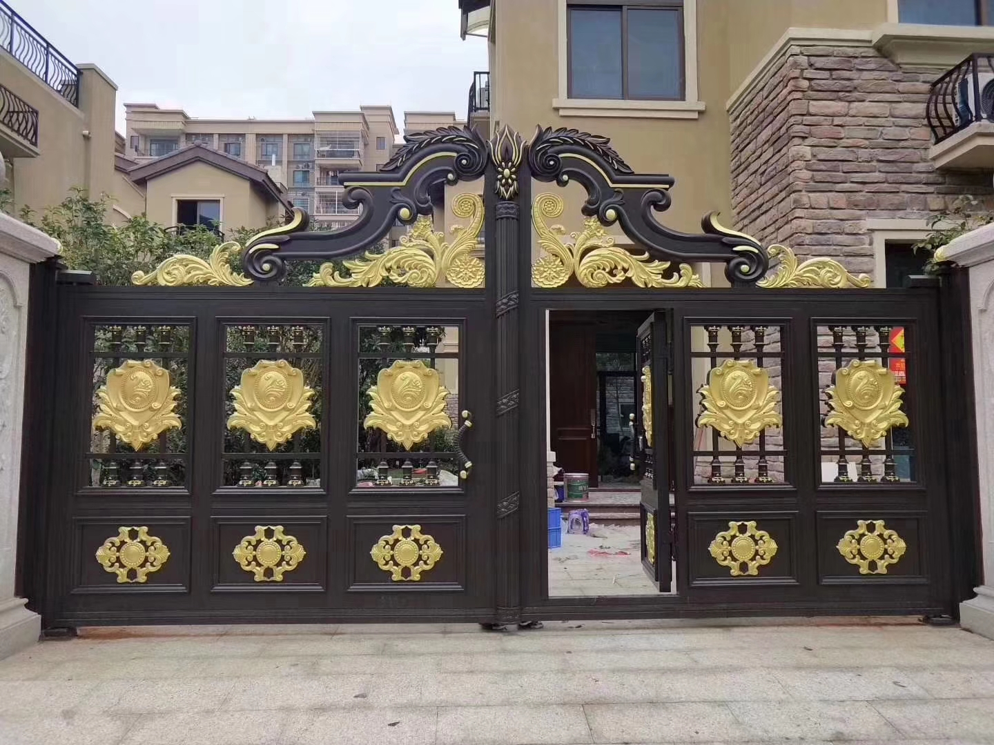 双开铝艺大门安装,双开铝艺大门