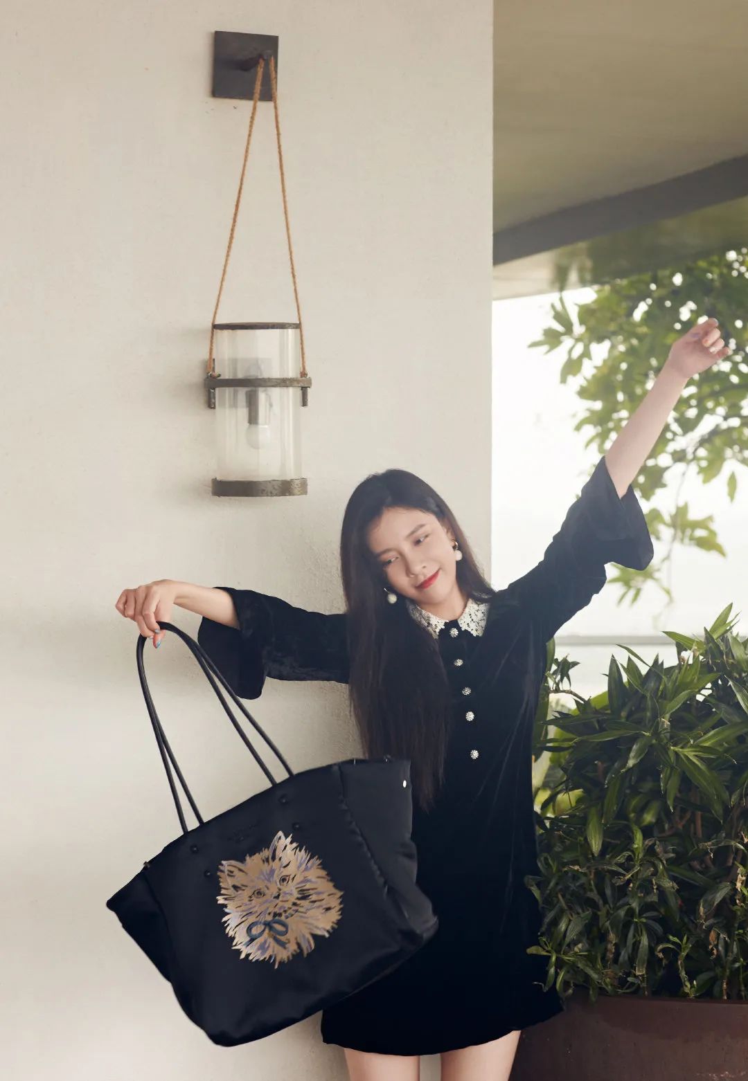 这才爆红一年就这么能“装”了?3w的包一背我都认不出来了…