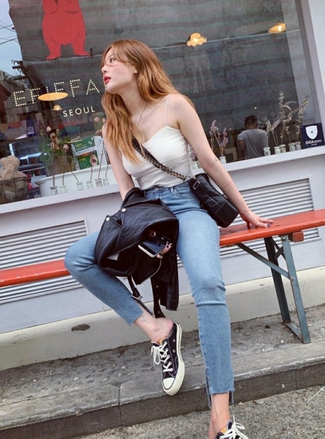 金泫雅穿蓝色衣服表演怎样啊,金泫雅黑衣服走路