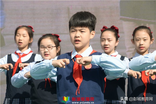 感悟初心使命寻访百名*党**员：徐州市大马路小学校外辅导员聘请仪式