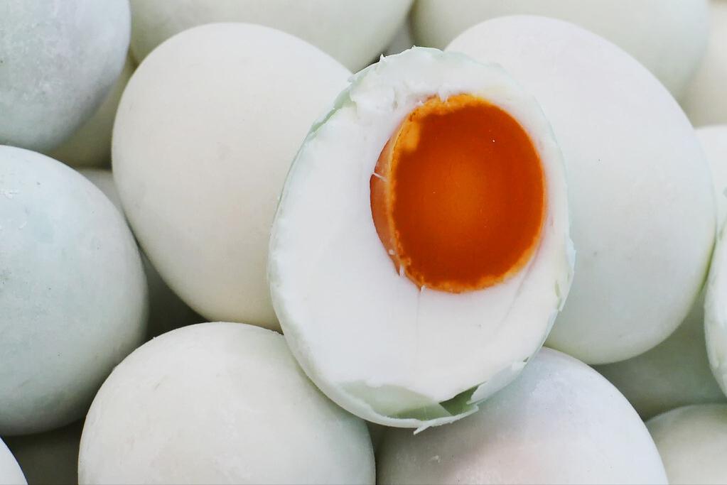 用热盐水腌咸鸭蛋冒油不咸的方法,腌咸鸭蛋放了白醋怎么办