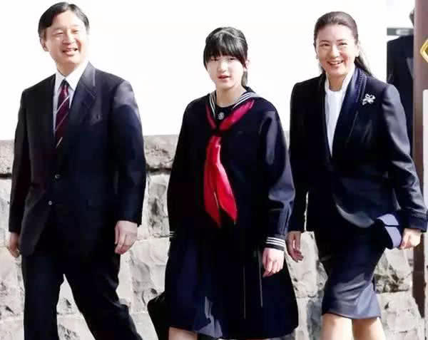 日本天皇的工资高还是首相的高,日本天皇一年工资多少