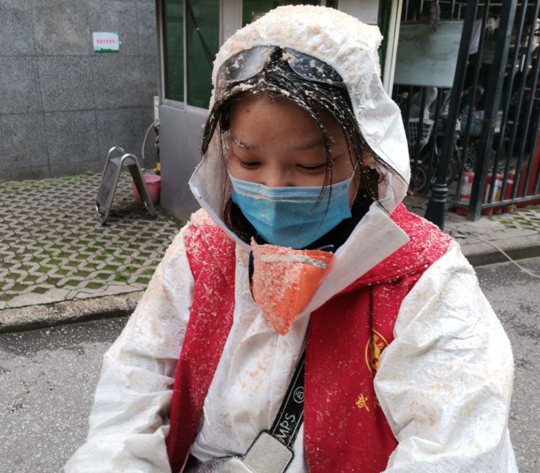 每切一块冻猪肉，就像下了一场猪肉味儿的雪