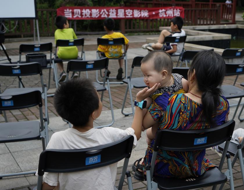 杭州露天电影播放,杭州一小区的这把火差点酿成悲剧