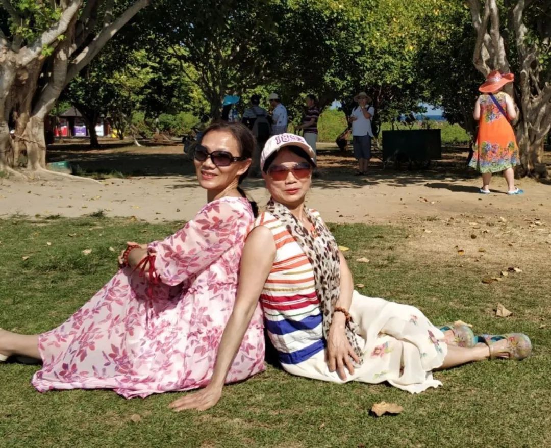 中国大妈旅游标配动作合集,中国大妈旅游拍摄姿势