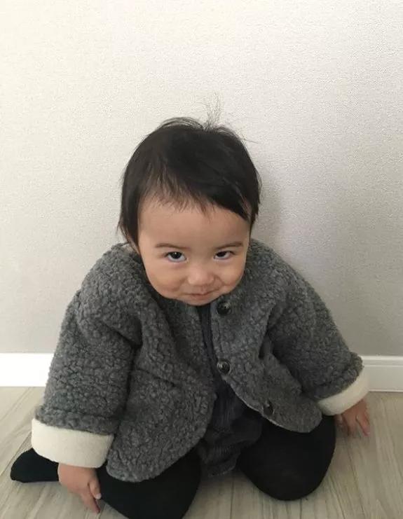 晒女儿搞怪丑萌照,亲妈狂晒女儿丑照