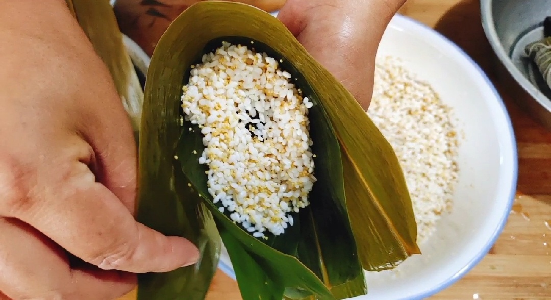 最简单的粽子包法教程,最简单粽子的多种包法