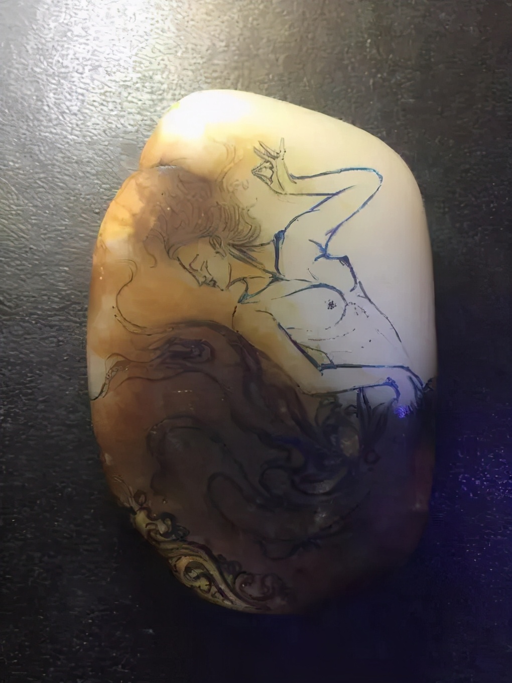 和田玉买来后发现多了一个黑点,和田玉内部有块状白斑还值钱吗