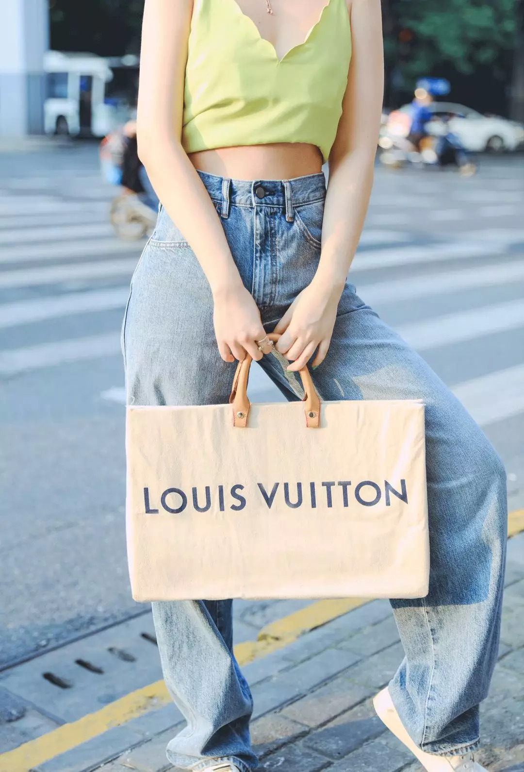 废旧纸袋如何做收纳包包,大牌纸袋斜挎包包改造教程