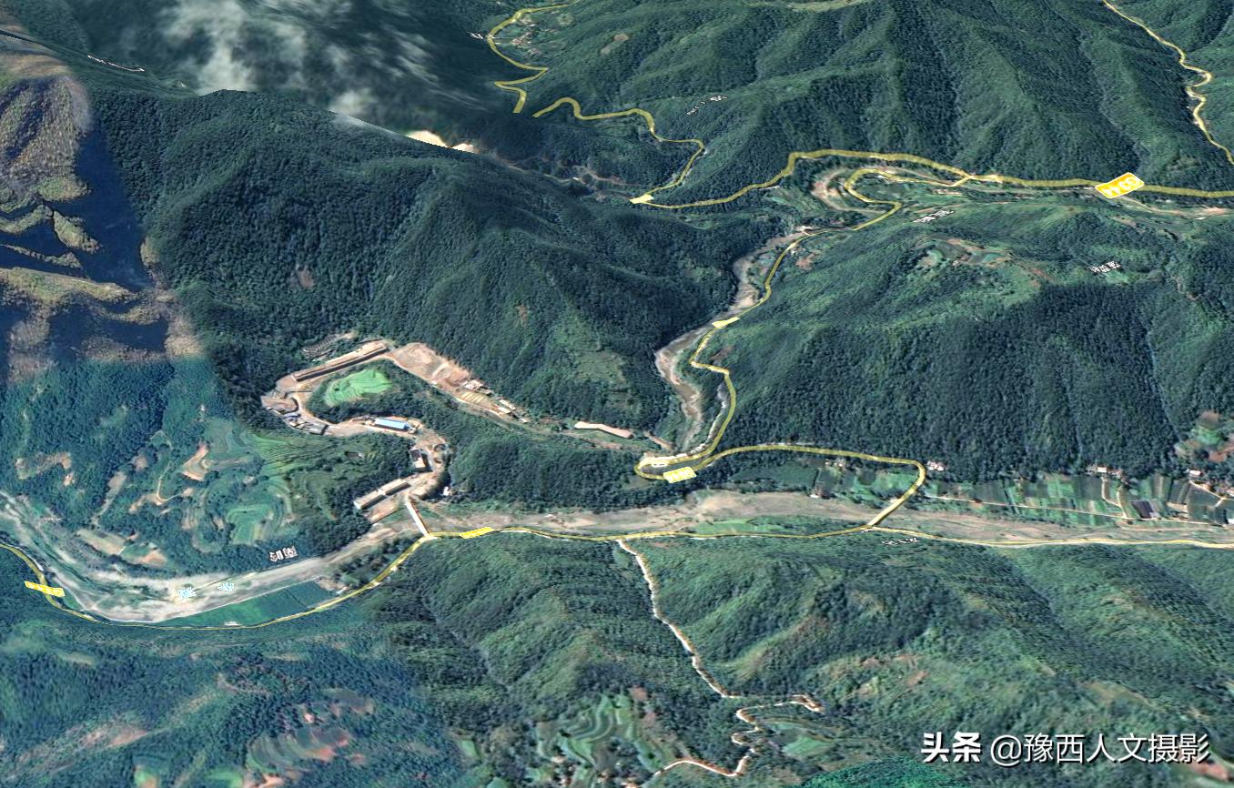 悬崖峭壁上现神秘山洞,大山山顶发现巨大深洞