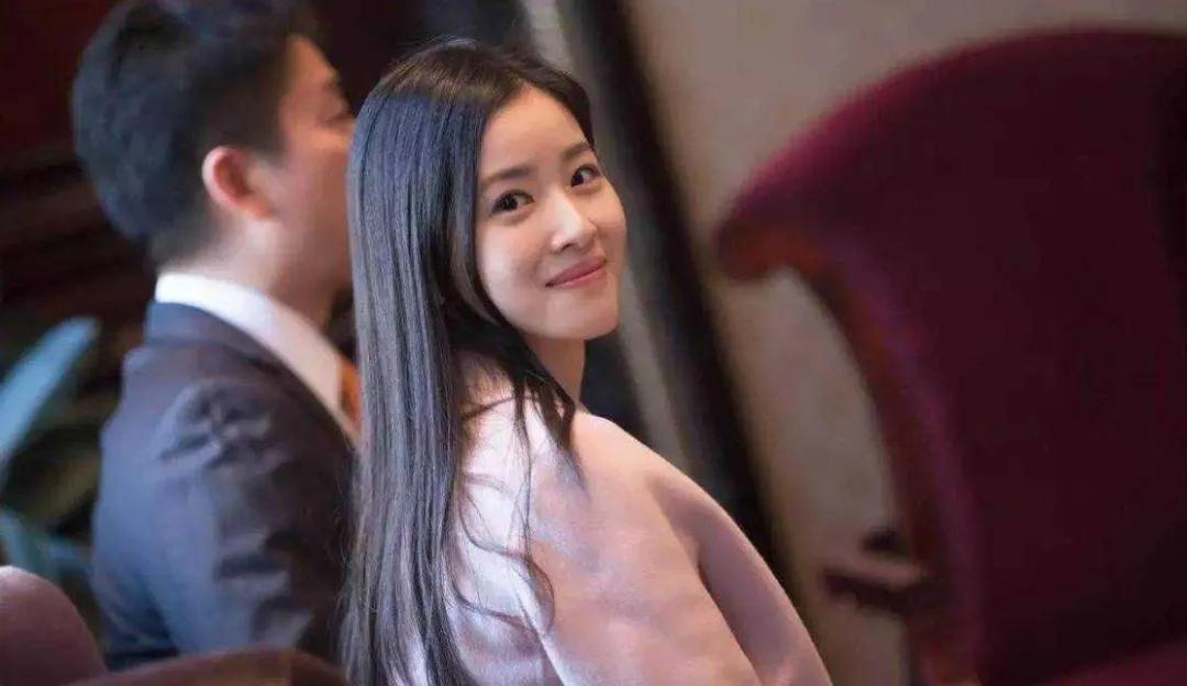 章泽天身价584亿是怎么算出来的,章泽天太太近照