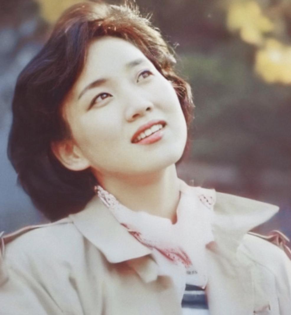 国民女神李修平：播音26年人美心善，57岁无儿无女留下遗憾