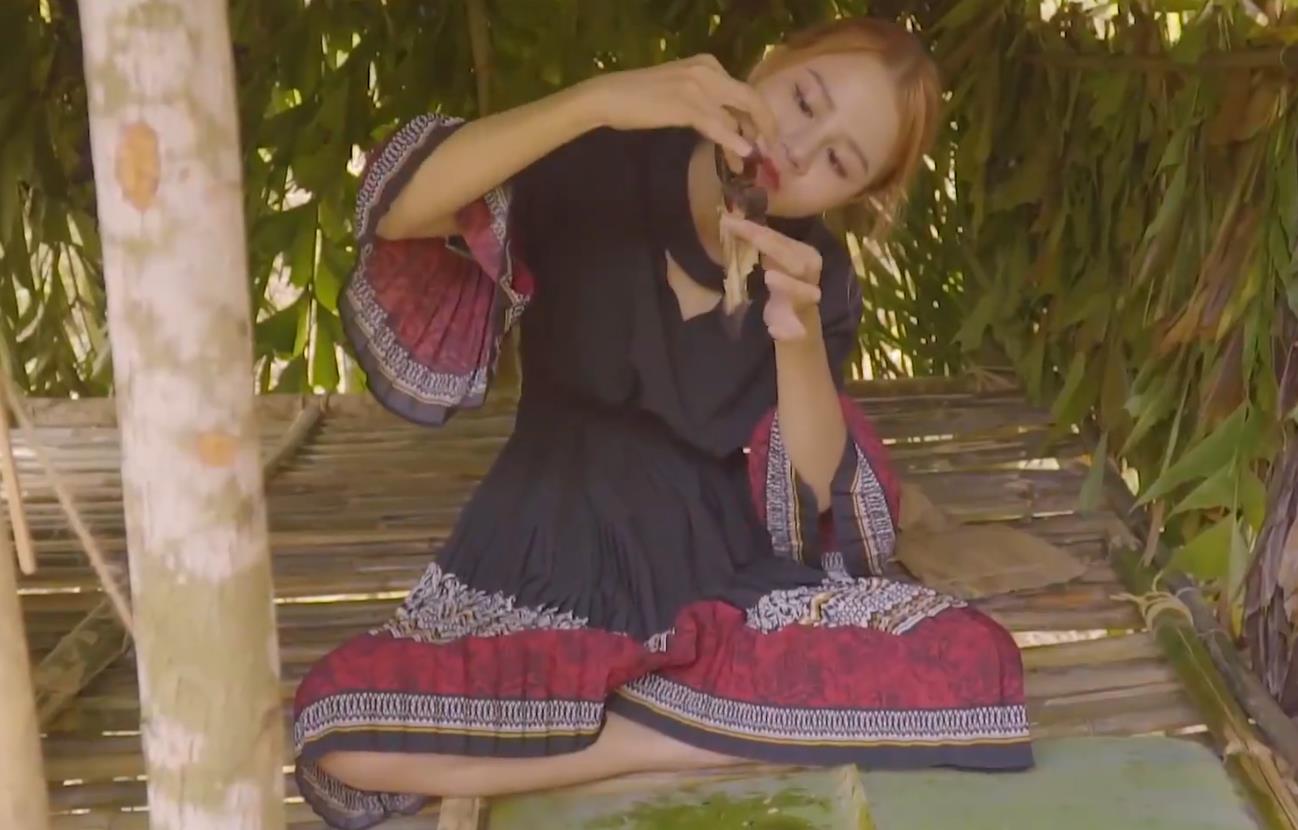 漂亮的野外烤鱼,野外吃美味烤鱼