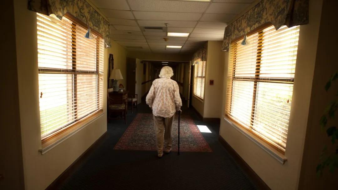 临死前求助智能音箱的老人，还在被这些年轻人诅咒