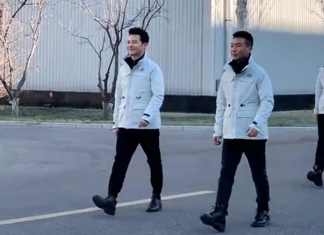 央视一哥是康辉还是任鲁豫,任鲁豫康辉走方阵视频