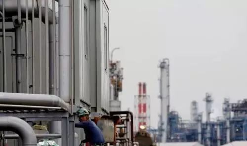 到外国“打黑工”，每天过着提心吊胆的日子，真划算吗？