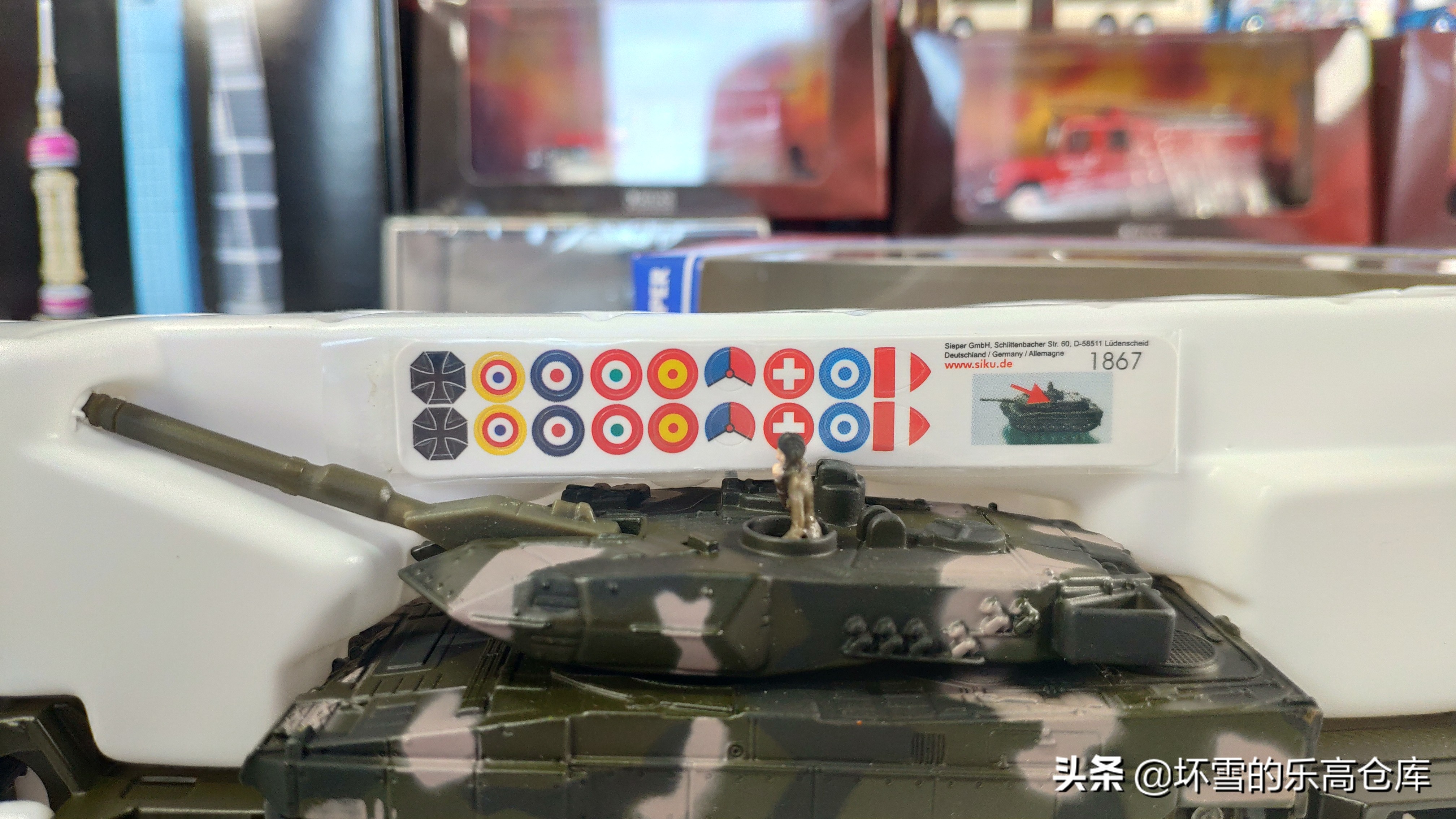 用HO比例车模运输钢铁洪流：SIKU模型豹2坦克运输卡车