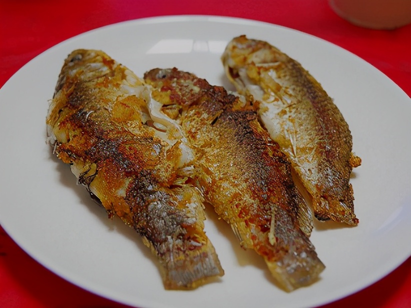 新鲜的鱼怎样煎它就不粘锅了,只要记住两点保证煎的鱼不粘锅