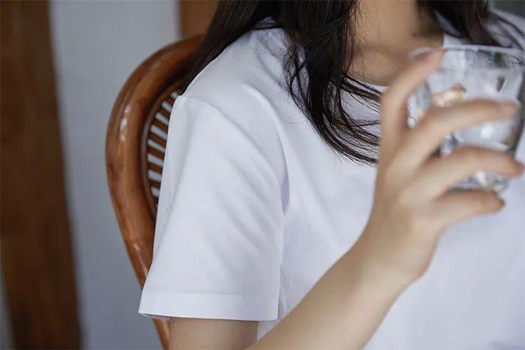 十多元一件的纯色t恤能穿吗 (那些既便宜又好穿的白色t恤)