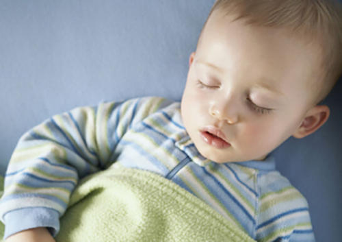 孩子上幼儿园晚上十一点多才睡觉,孩子上幼儿园后夜里睡着了总哭