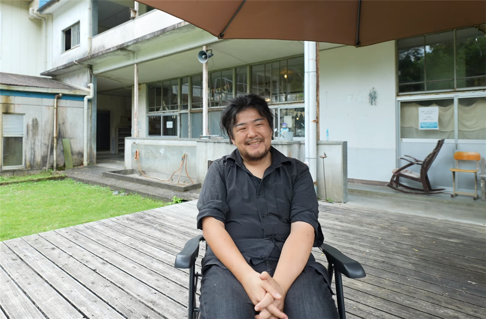 80后小伙回荒废10年农村大学,80后小伙回荒废十年的农村大学