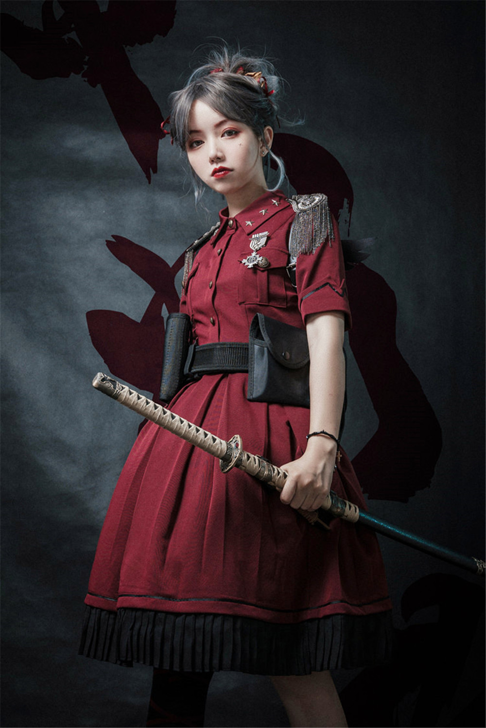 有种洛丽塔叫“军lo”，版型看似简单干练，lo娘却直呼驾驭不了