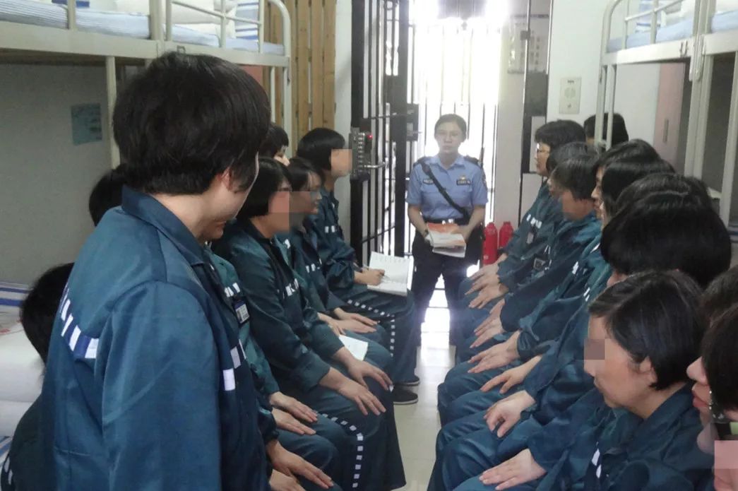 女白领赵醒贪污24万被判7年，一入监狱就耍花招，狱警：太狡猾了