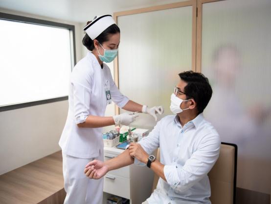 被狗咬伤打疫苗10年后就没事了吗,被狗咬伤打了疫苗还会有潜伏期吗