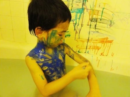 宝宝突然一洗澡就哭是怎么回事,宝宝洗澡哭得可伤心了