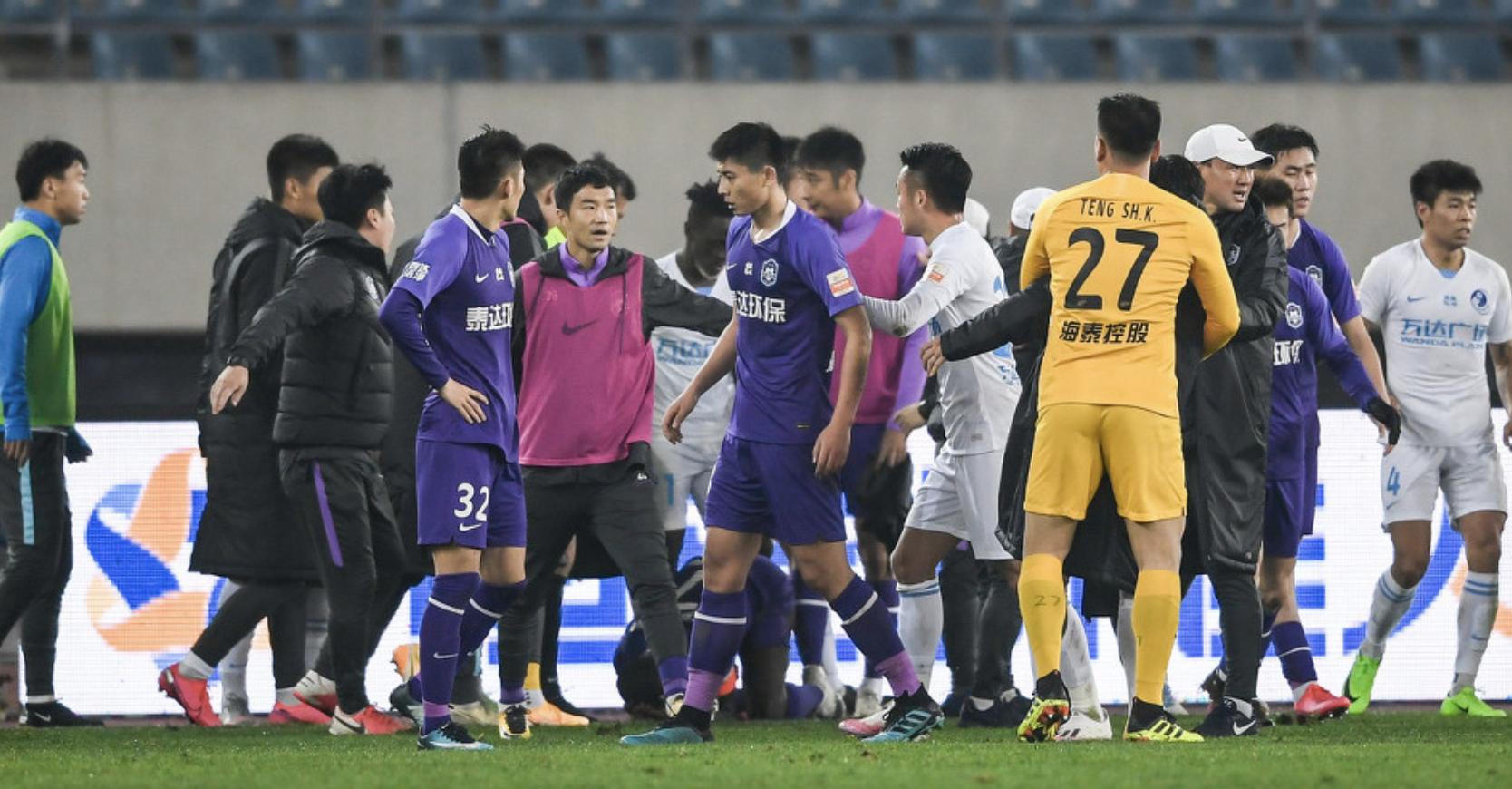 卧草拖延时间！泰达大连人爆发大冲突，三人被红牌罚下