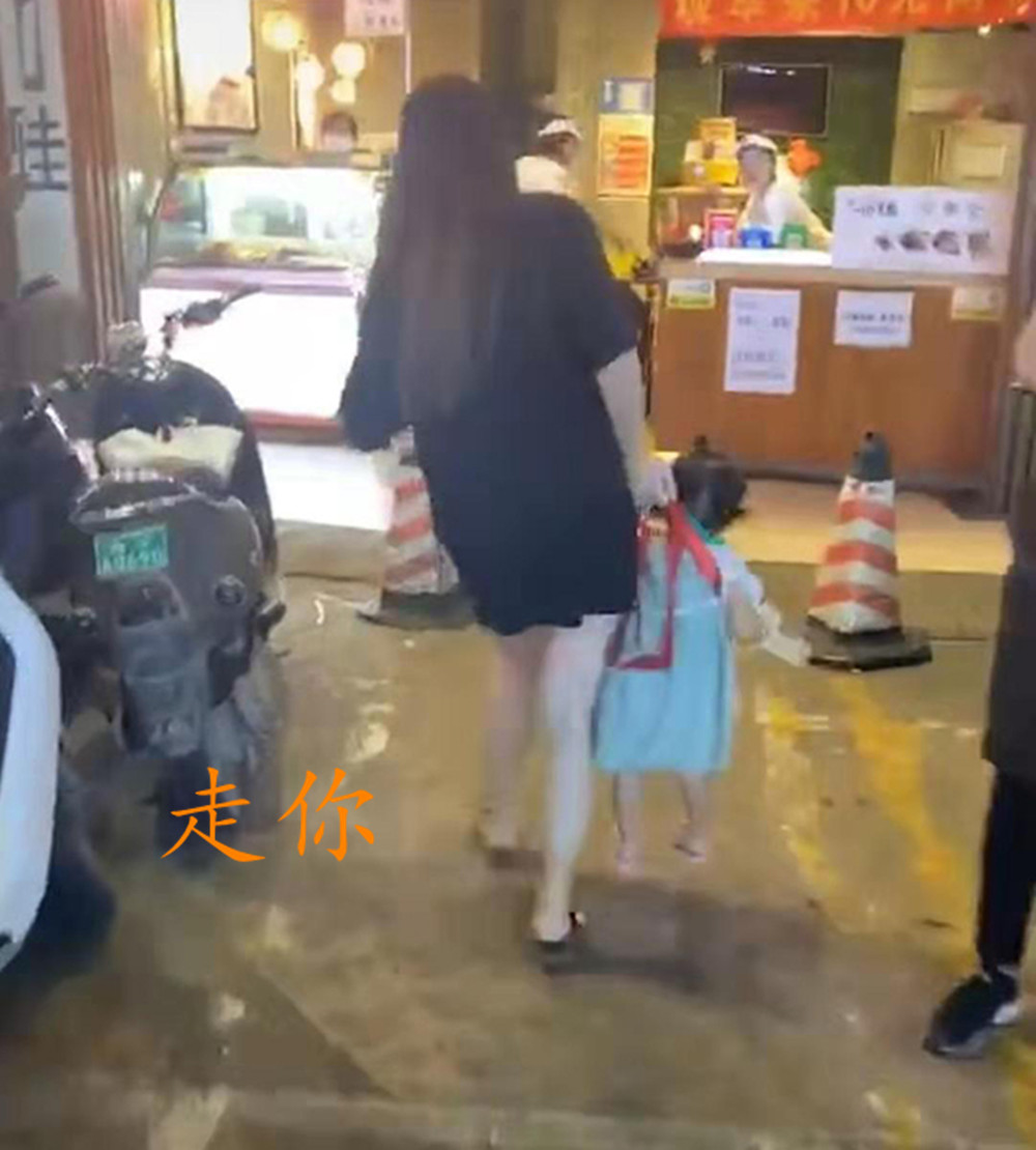 为什么宝宝更喜欢妈妈抱着他睡觉,小孩为什么喜欢粘着小姨