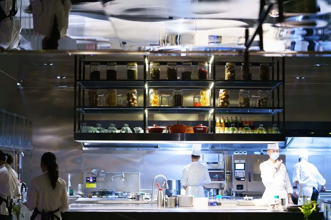 这家人均880的私房菜，连杯子都是施华洛世奇