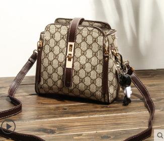 新款时尚洋气复古水桶包,复古斜挎水桶包穿搭