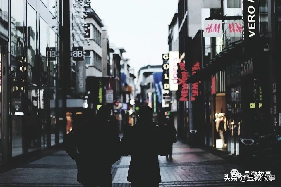 小镇青年月薪4000背过万的包,月薪4000的小镇青年