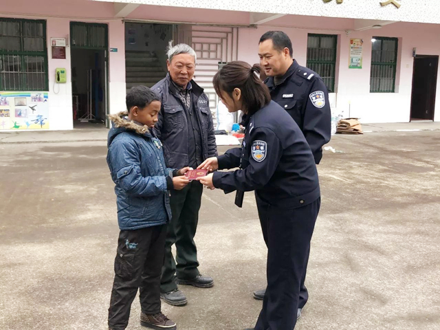 11年前,浙江农村奶奶收养了一个黑人小男孩巴比,如今怎么样了?