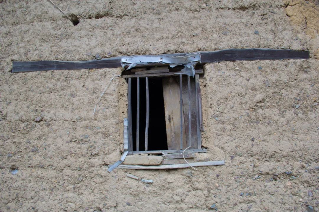 门窗比例不协调，门口出现的东西更不协调，秦岭这栋老房子有故事