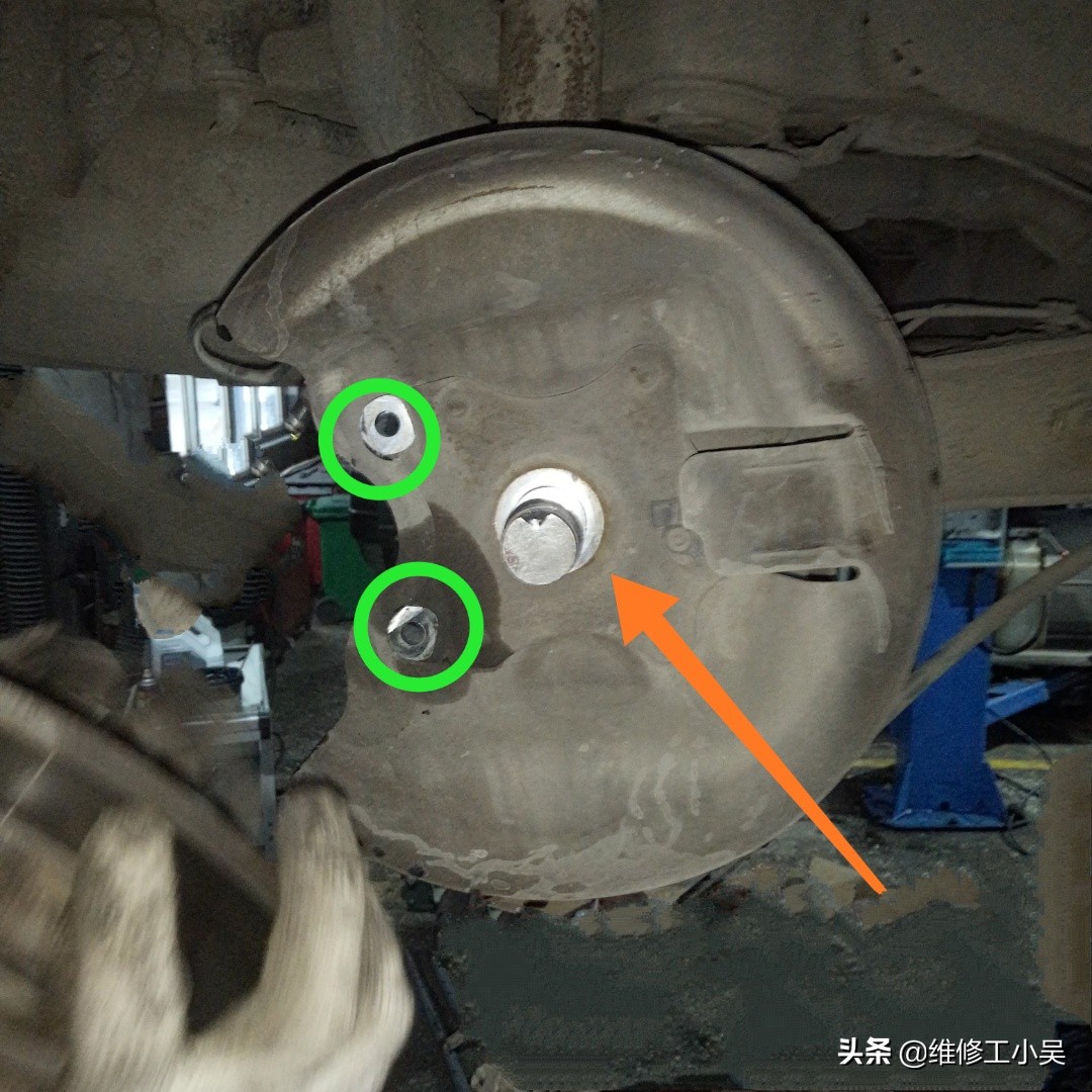 标致408刹车油液位传感器在哪里,标致408换刹车油壶感应器