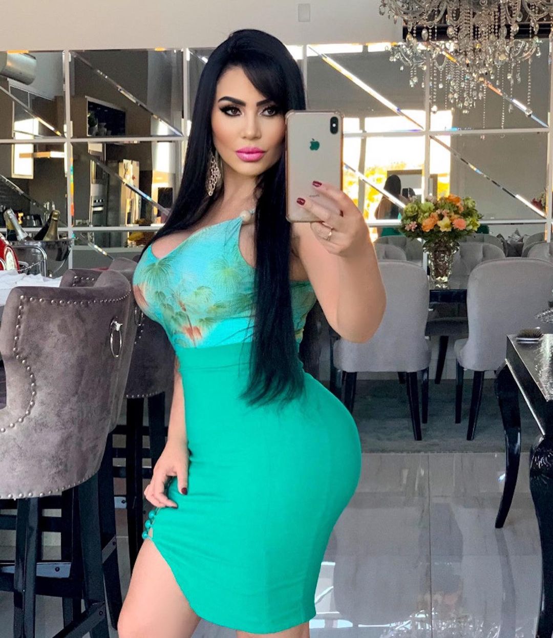 她是巴西的律政新人，热爱健身，丰盈的体型有着极致的曲线之美