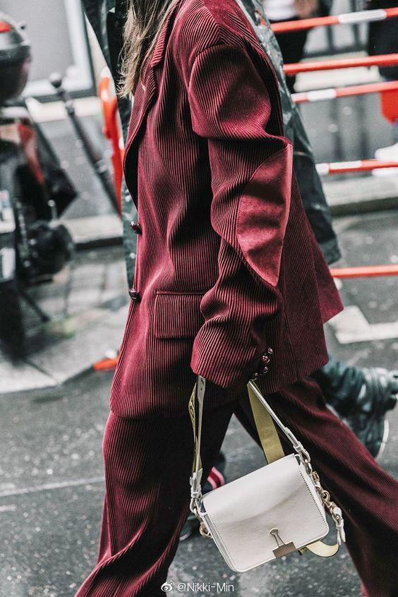 时尚百搭的灯芯绒,2020灯芯绒流行这样穿巨美巨时髦