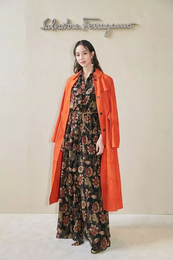 碎花裙穿出霸气的感觉,碎花裙给人一种乡土风吗