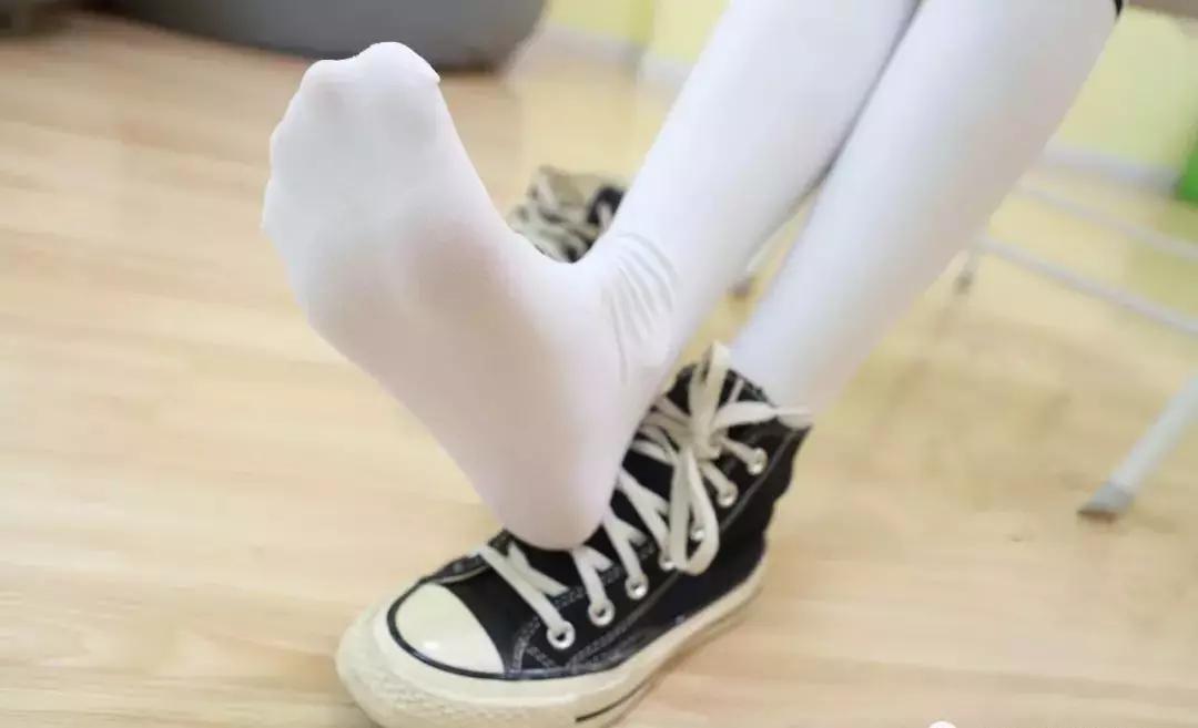白色足球袜搭配衣服女,白色足球袜耐脏吗