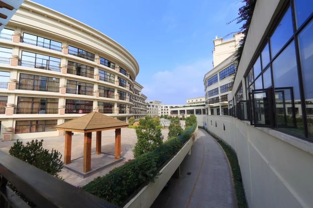 坪山区5星酒店里吃圣诞大餐！158元1大1小，圣诞火鸡、海鲜、烧烤