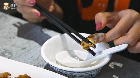 架着凶器吃濑尿虾，简单又粗暴